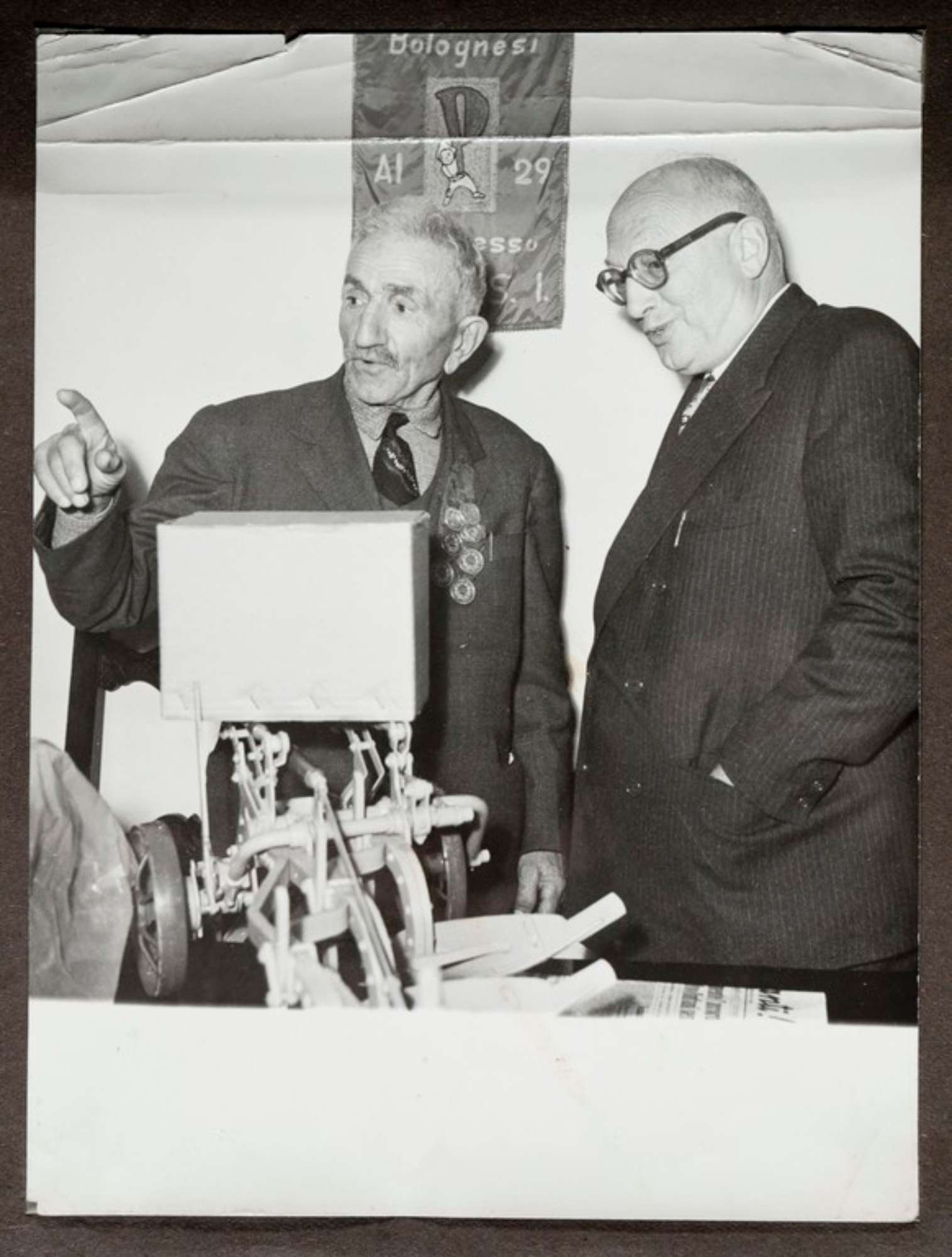 Sede bolognese del Partito Socialista Italiano (?), Alcide Cervi in visita conversa con un ospite